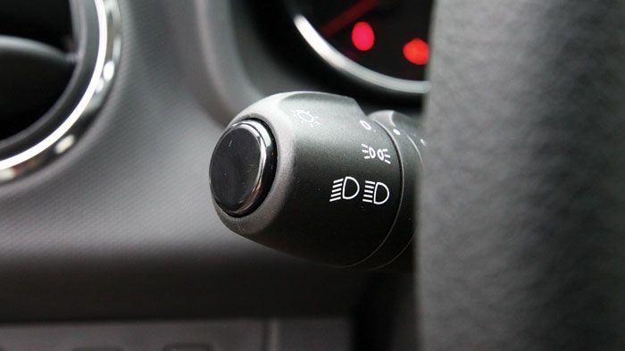 Όσον αφορά στην εργονομία, υπάρχουν αρκετές θέσεις, θα θέλαμε όμως την κόρνα στο τιμόνι και τα φώτα να μην ρυθμίζονται με ντίζα. Οι διακόπτες για τα η